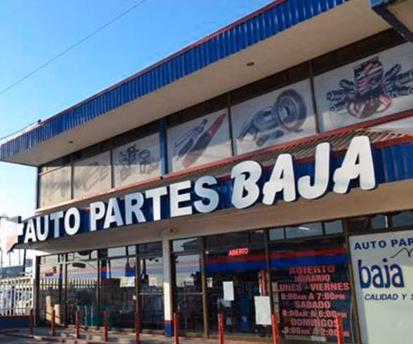 ¿Cómo se llama la parte baja delantera del coche?