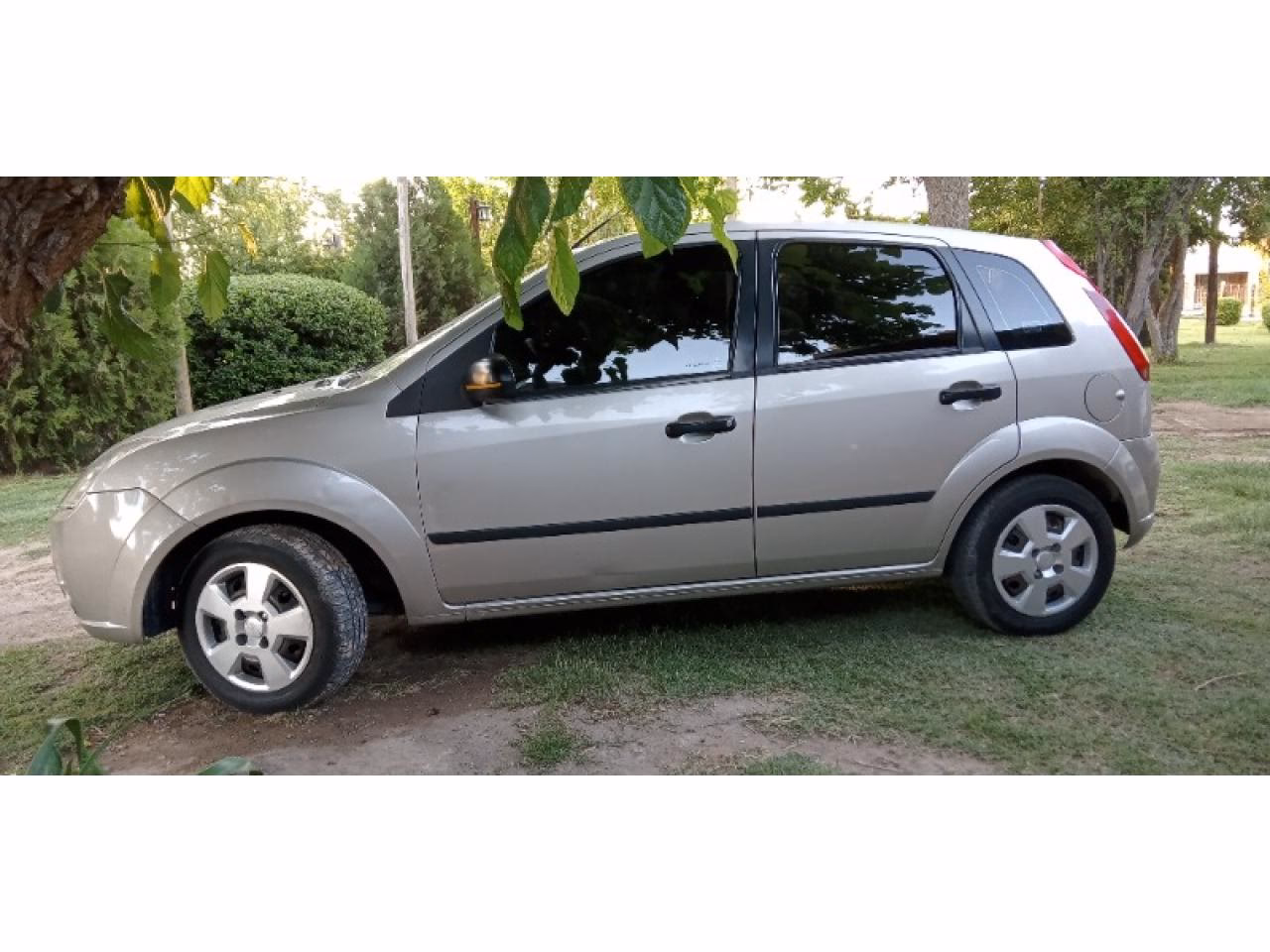 ¿Cuántos litros tiene el tanque del Ford Fiesta ambiente?