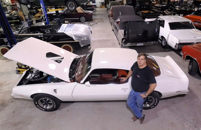 How many vehicles did Elvis Presley own?