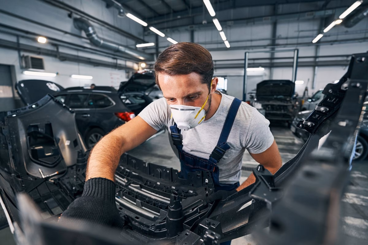 ¿Qué tipos de plásticos se utilizan en la industria automotriz?